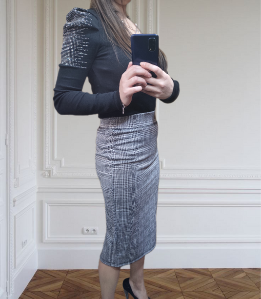 Ефектна блуза с буфан ръкав и блестящи елементи