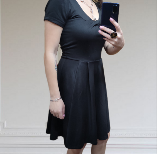 Черна рокля с червена панделка