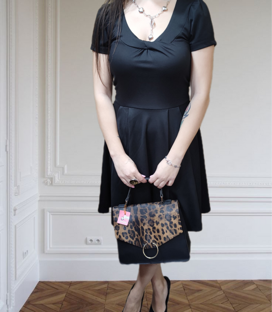 Черна рокля с червена панделка