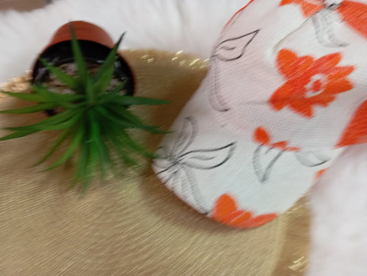 Бяла шапка с козирка на цветя с мрежа и брокат