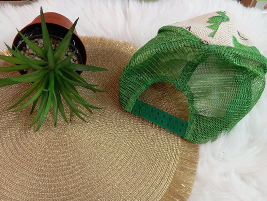 Бяла шапка с козирка на цветя с мрежа и брокат