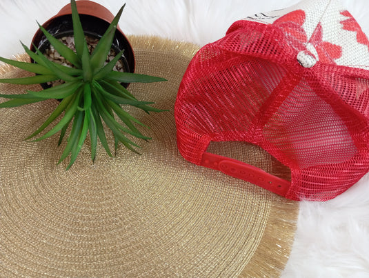 Бяла шапка с козирка на цветя с мрежа и брокат