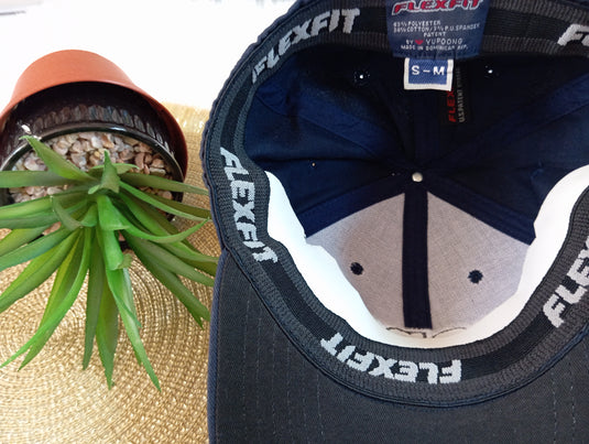 Шапка с козирка с надпис Bong