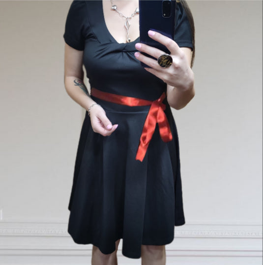 Черна рокля с червена панделка